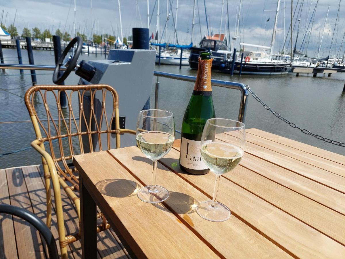 Hotel Luxury Houseboat In Volendam Marina Exterior foto